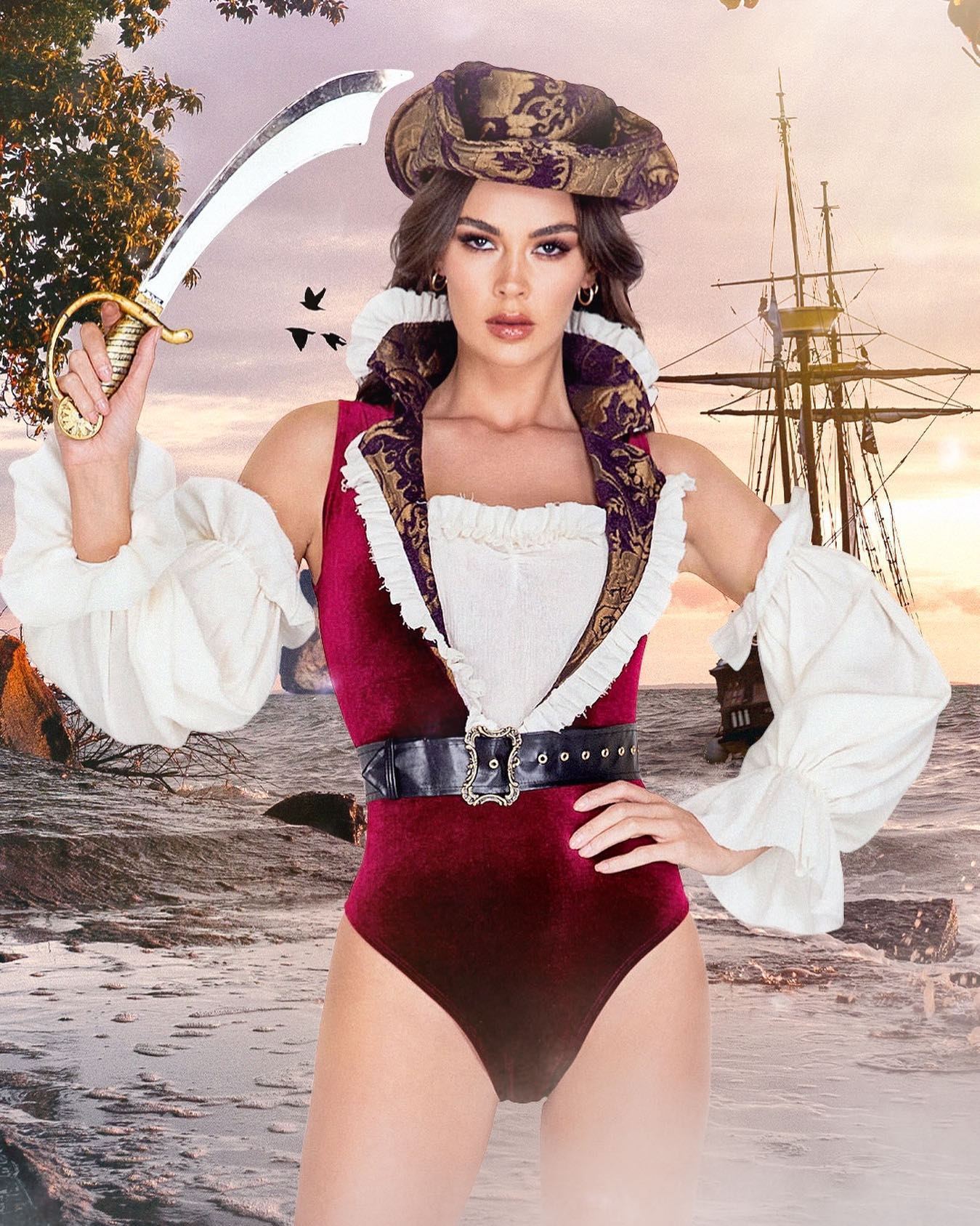 5pc Sultry Pirate Costume